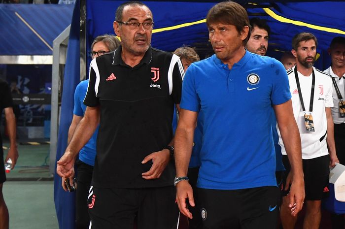 Pelatih Juventus, Maurizio Sarri (kiri), dan juru taktik Inter Milan, Antonio Conte (kanan), jelang laga kedua tim asuhan di International Champions Cup 2019, 24 Juli 2019, Nanjing Olympic Sports Center.