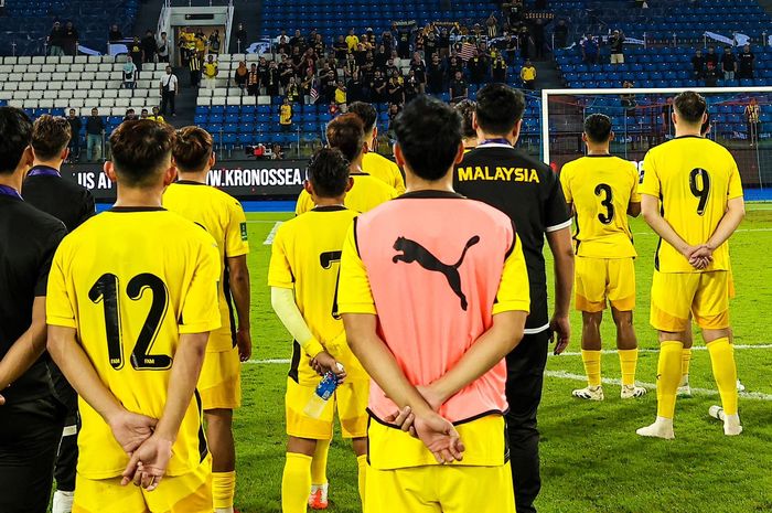 Para pemain Timnas Malaysia menyapa fans yang hadir di stadion.