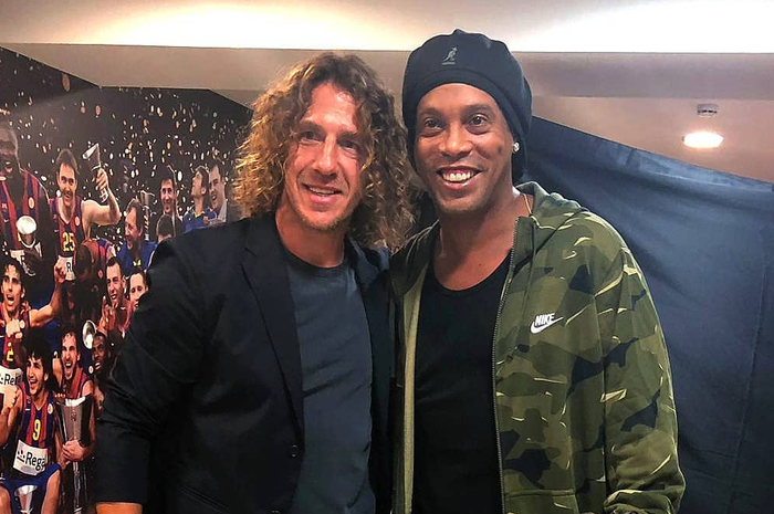 Carles Puyol (kiri) dan Ronaldinho (kanan)