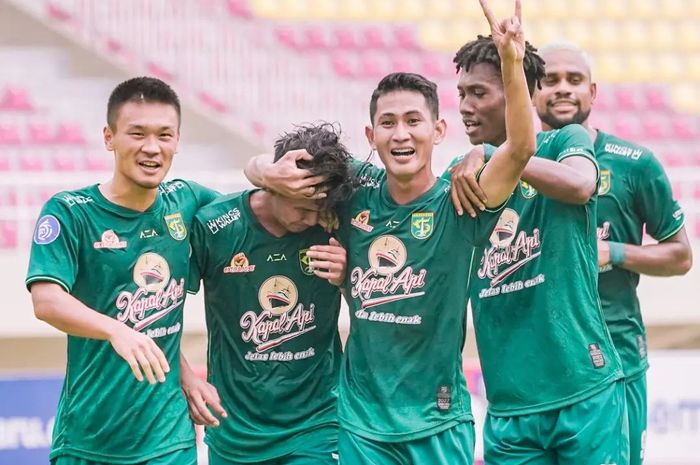 Para pemain Persebaya Surabaya seusai Denny Agus (kedua dari kiri) mencetak gol ke gawang Dewa United.