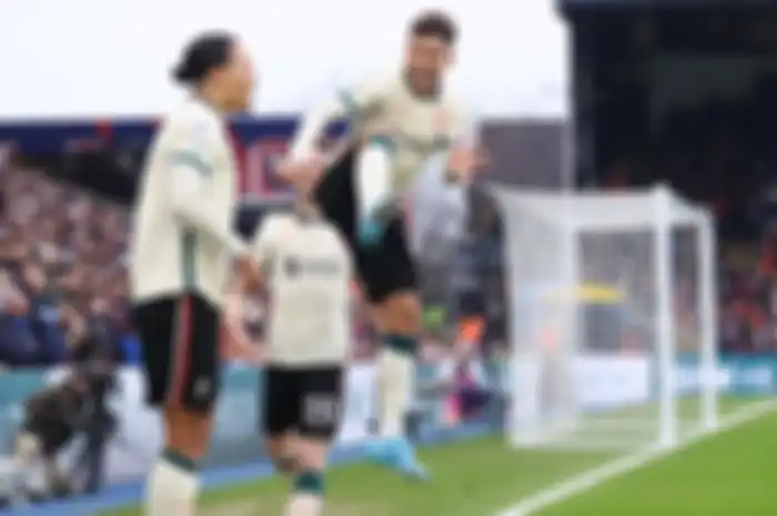 Dua pemain Liverpool, Virgil van Dijk dan Roberto Firmino, merayakan gol ke gawang Crystal Palace dalam laga pekan ke-23 Liga Inggris 2021-2022 di Selhurst Park pada Minggu (23/1/2022) pukul 21.00 WIB.
