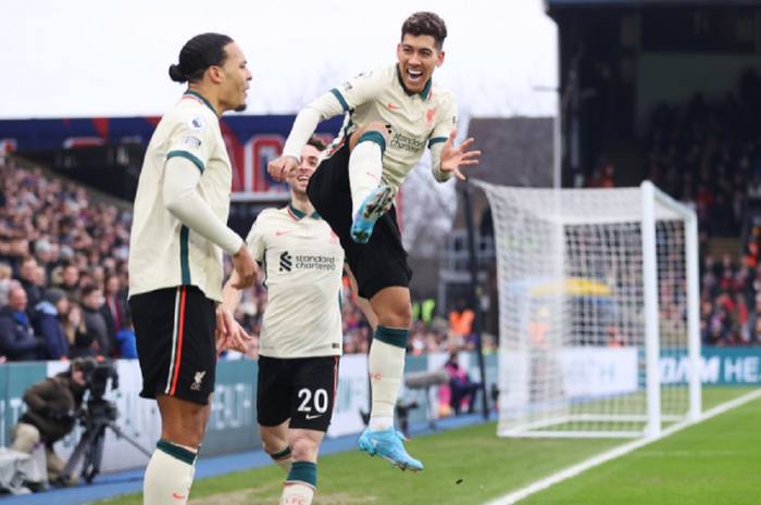 Dua pemain Liverpool, Virgil van Dijk dan Roberto Firmino, merayakan gol ke gawang Crystal Palace dalam laga pekan ke-23 Liga Inggris 2021-2022 di Selhurst Park pada Minggu (23/1/2022) pukul 21.00 WIB.
