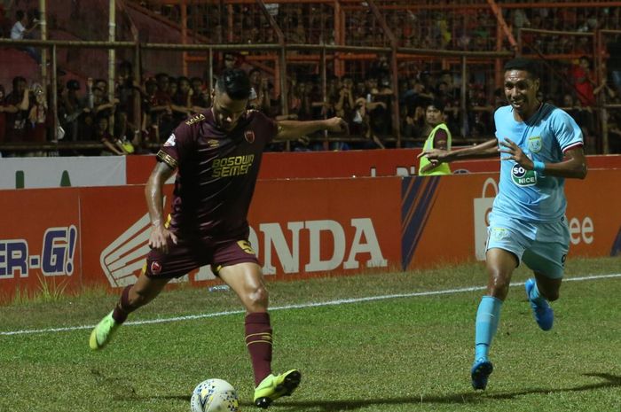 Gelandang PSM Makassar, Raphael Maitimo (kiri) menendang bola pada laga kontra Persela Lamongan di Stadion Mattoangin pada pekan ke-17 Liga 1 2019, Minggu (1/9/2019).