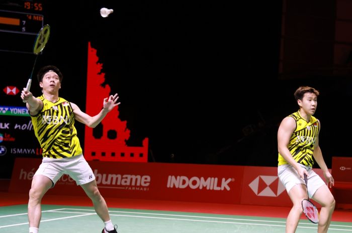 Pasangan ganda putra Indonesia, Marcus Fernaldi Gideon/Kevin Sanjaya Sukamuljo, saat bertanding melawan wakil Taiwan, Lee Yang/Wang Chi-Lin, pada laga penyisihan Grup A BWF World Tour Finals 2021 di Bali International Convention Centre &amp; Westin Resort, Nusa Dua, Bali, Rabu (1/12/2021).