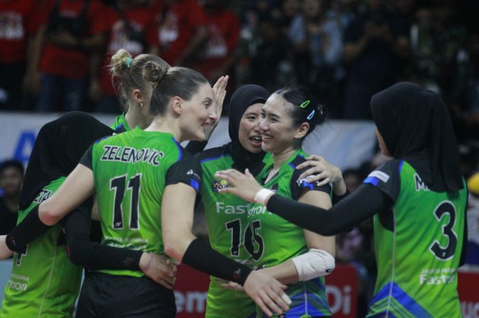 Tim Jakarta Pertamina Fastron merayakan kemenangan atas Jakarta BIN pada laga seri pamungkas final four PLN  Mobile Proliga 2023 di Sritex Arena, Solo, Jumat (10/3/2023)