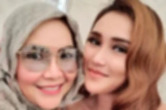 Tak Malu Umbar Lekuk Tubuh Ayu Ting Ting Saat Pakai Lingerie Tembus Pandang, Umi Kalsum Banjir Hujatan Netizen: yang Gini Kok Diposting!