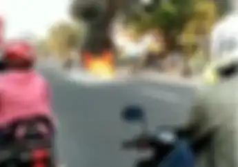 Video Tabrakan Maut Terjadi di Bantul, Motor Hangus Terbakar, Dua Orang Terjebak Kobaran Api