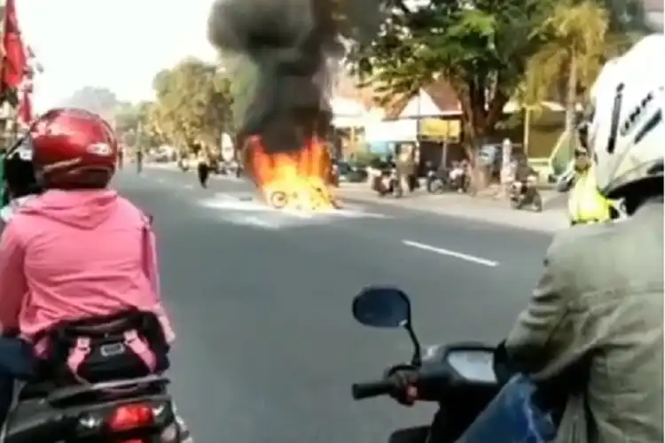 Video Tabrakan Maut Terjadi di Bantul, Motor Hangus Terbakar, Dua Orang Terjebak Kobaran Api