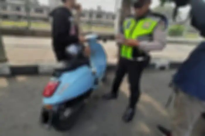 Pengguna Vespa Sprint ditilang karena memakai pelat nomor modifikasi