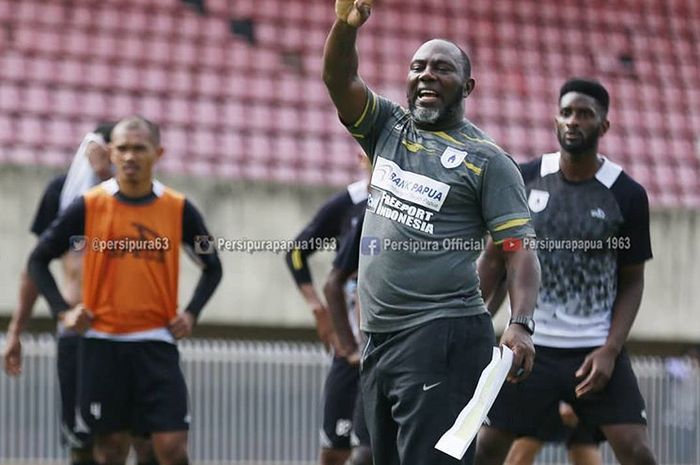 Pelatih Persipura Jayapura, Jacksen F Tiago, saat memimpin latihan tim di Stadion Mandala, Jayapura.