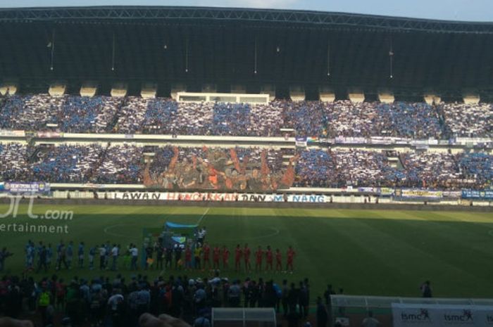  Koreografi bobotoh pada laga Persib Bandung kontra Persija Jakarta di Stadion Gelora Bandung Lautan Api