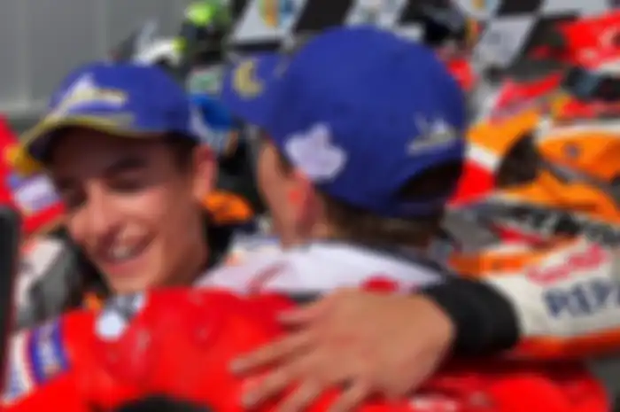 Marc Marquez berpelukan dengan Jorge Lorenzo usai MotoGP Austria.