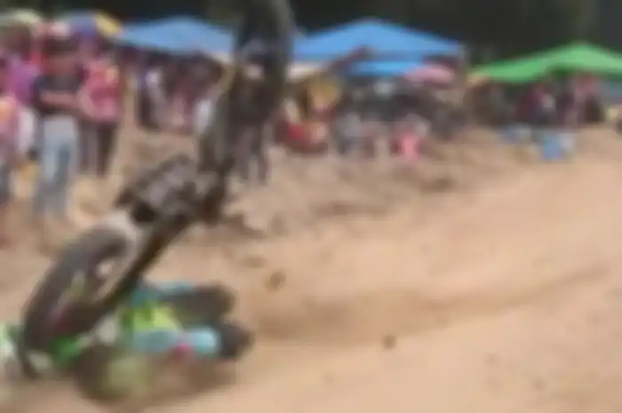 Pembalap grasstrack korban salah landing
