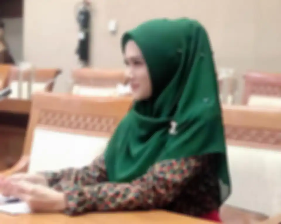 Penampilan Mulan Jameela saat rapat DPR