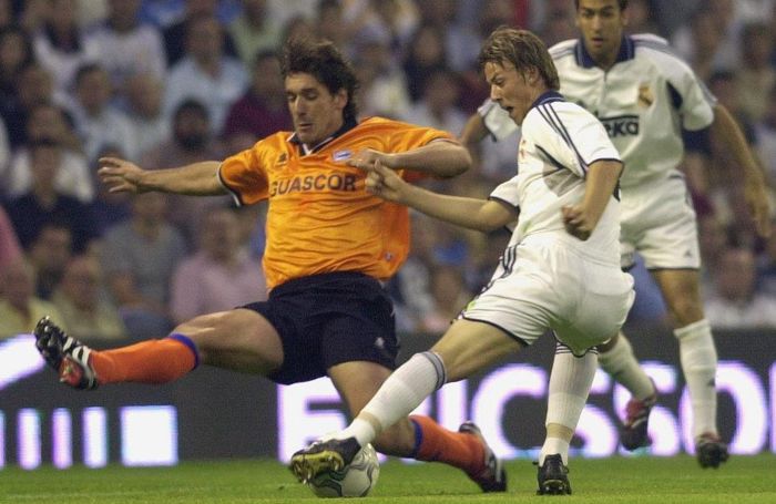 Aksi gelandang Real Madrid,Guti Hernandez, saat melawan Villarreal pada 14 April 2001.