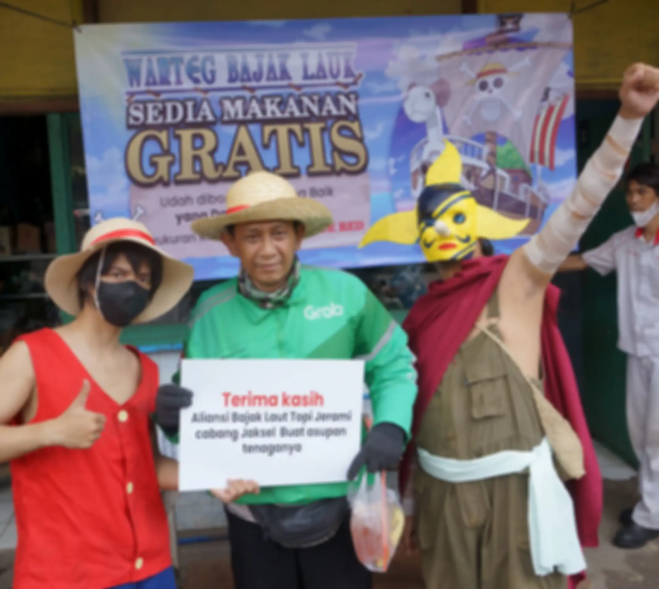 Fans One Piece berbagi makanan gratis kepada driver ojek online di Warteg Bajak Laut.