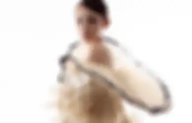 Amanda Manopo Pakai Dress Unik di Photoshoot Terbaru, Netizen Kompak Memuji!