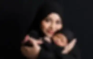 Sandang Status Emak Muda Zaman Now, Fashion Aurel Hermansyah Saat Dorong Stroller Brand Fendi Bikin Netizen Kepincut, Blazernya Jadi Pusat Perhatian