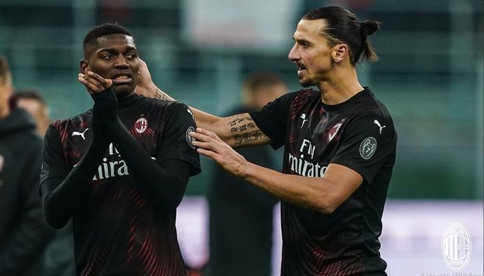 Rafael Leao (kiri) bersama Zlatan Ibrahimovic saat membela AC Milan.