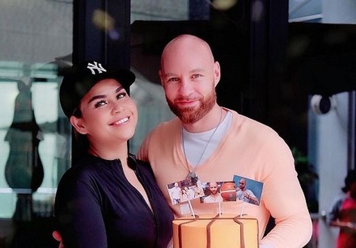 Melaney Ricardo bersama sang suami, Tyson Lynch.