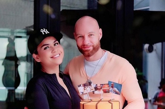 Melaney Ricardo bersama sang suami, Tyson Lynch.