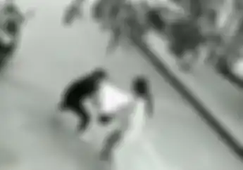 Kocak! Video Ibu-ibu Kena Jambret, Eh... Malah Berhasil Bawa Kabur Motor Penjambret
