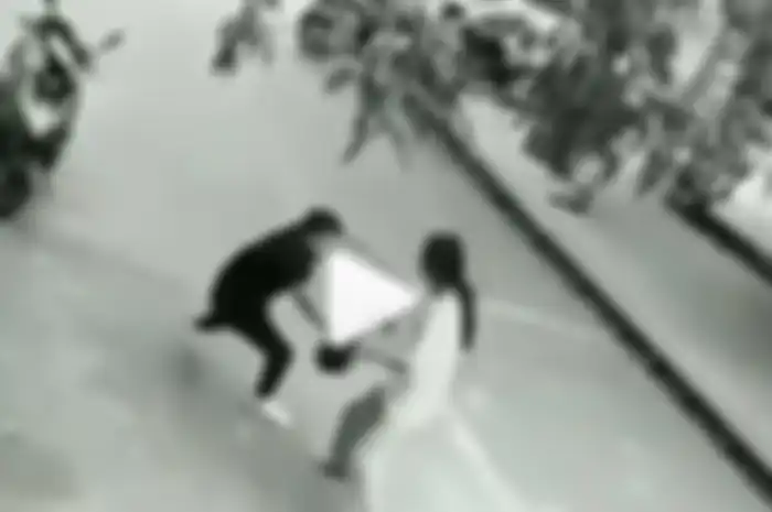 Seorang pemuda mencoba menjambret emak-emak, namun motor pelaku malah di bawa kabur oleh emak-emak