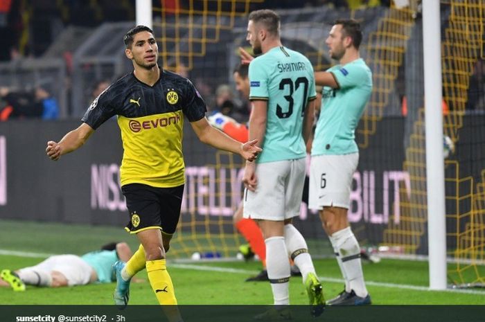 Selebrasi pemain Borussia Dortmund, Achraf Hakimi, usai membobol gawang Inter Milan dalam kemenangan timnya 3-2 di Stadion Signal Iduna Park dalam lanjutan matchday keempat Liga Champions 2019-2020.