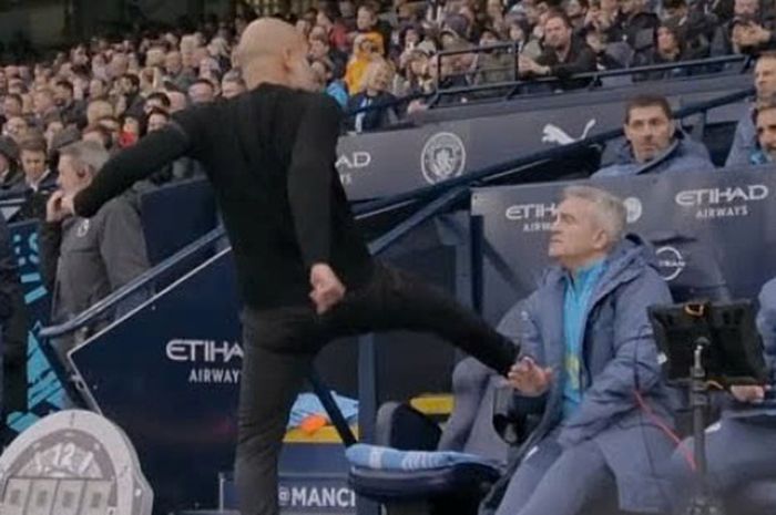 Pep Guardiola menendang bangku pelatih dalam lanjutan Liga Inggris.