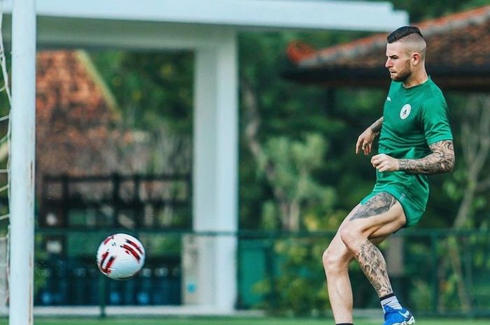 Bek PSS Sleman, Aaron Evans tengah berlatih