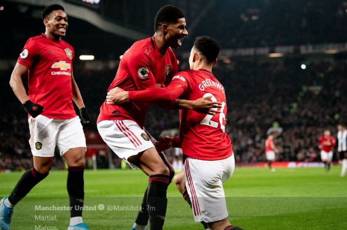 Anthony Martial (kiri ke kanan), Marcus Rashford, dan Mason Greenwood merayakan gol untuk Manchester United ke gawang Newcastle United.