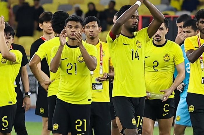 Para pemain Timnas Malaysia berterima kasih atas dukungan fans mereka di Stadion Nasional Bukit Jalil, Kuala Lumpur, 20 Desember 2024, setelah tersingkir dari ASEAN Cup 2024.