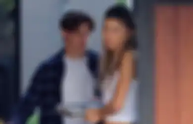 Tom Holland dan Zendaya Ketahuan Mesra di Mobil, Resmi Pacaran?