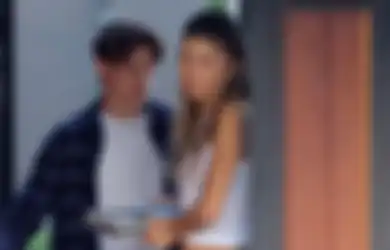 Tom Holland dan Zendaya Ketahuan Mesra di Mobil, Resmi Pacaran?