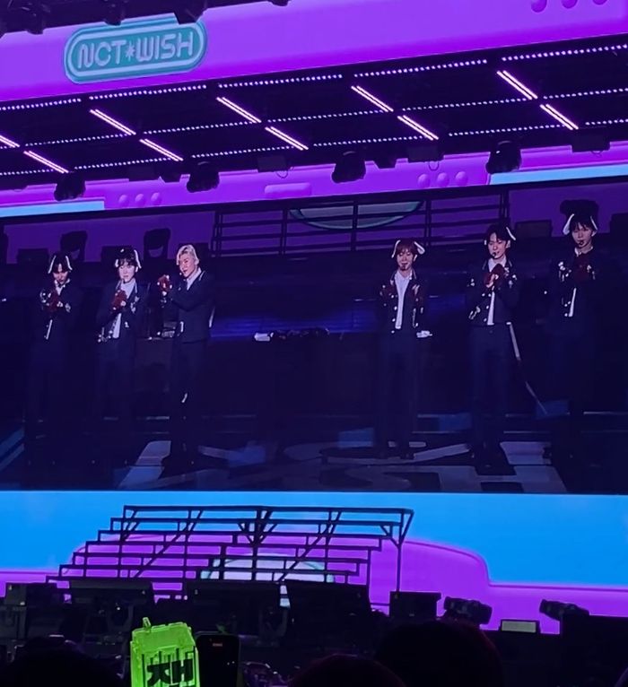 NCT WISH saat tampil di Tennis Indoor Senayan, Jakarta, Sabtu (31/5/2025).