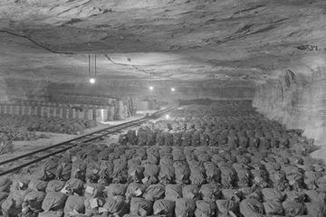 Sebagian timbunan emas Hitler yang pernah ditemukan di dalam sebuah gua di Jerman pada tahun 1945.