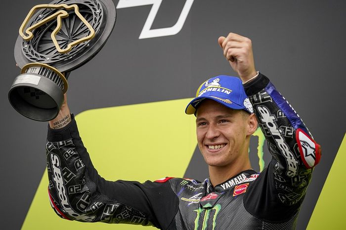 Pembalap Monster Energy Yamaha, Fabio Quartararo, merayakan kemenangan pada balapan MotoGP Inggris di Sirkuit Silverstone, Inggris, 29 Agustus 2021.