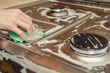Cara Membersihkan Kompor dengan Mudah, Cukup Pakai Bahan Dapur Ini
