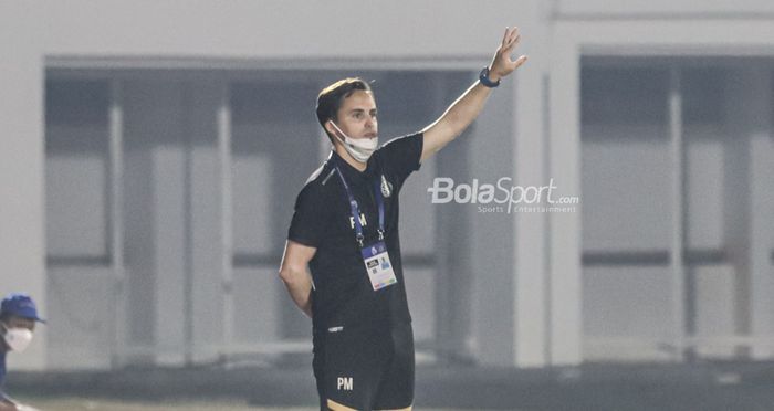 Pelatih Bhayangkara FC, Paul Munster, nampak sedang memberikan intruksi kepada para pemainnya dalam laga pekan kelima Liga 1 2021 di Stadion Madya, Senayan, Jakarta, 29 September 2021.