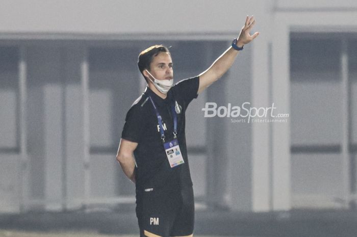 Pelatih Bhayangkara FC, Paul Munster, nampak sedang memberikan intruksi kepada para pemainnya dalam laga pekan kelima Liga 1 2021 di Stadion Madya, Senayan, Jakarta, 29 September 2021.