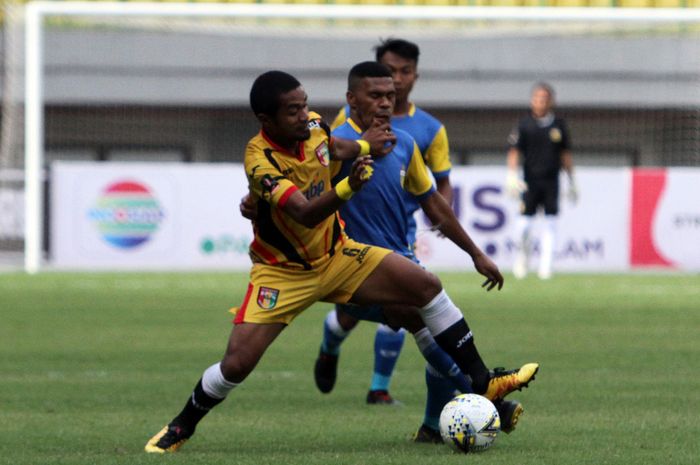 Duel Zulchrizal Abdul Gamal dan Vendry Mofu dalam laga Mitra Kukar vs Bhayangkara FC di Stadion Patriot Chandrabhaga, Kota Bekasi, Senin (11/3/2019).