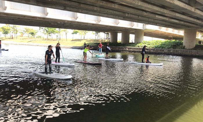 Empat paddler berbaju hitam di depan akan menjelajahi Sungai Bengawan Solo sejauh 462 kilometer.