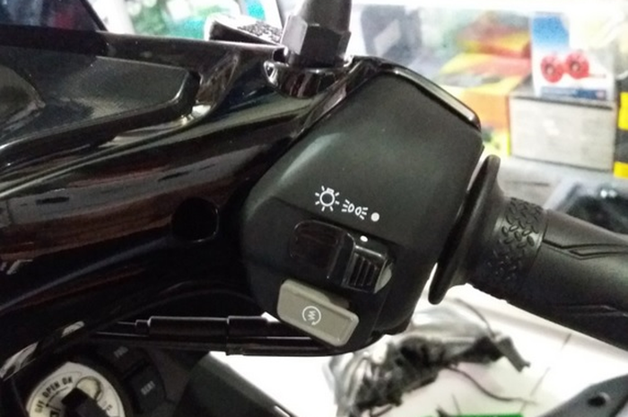 Saklar Mio lawas terpasang tanpa coak bodi Aerox 155