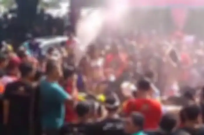 Suguhan tarian erotis di HUT komunitas NMAX di Pantai Kartini Jepara