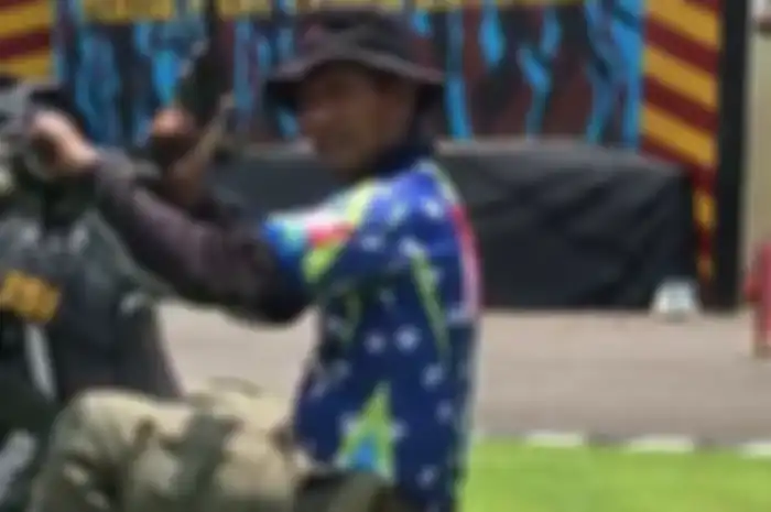 Pak Eko bisa menembak sambil wheelie dengan motor