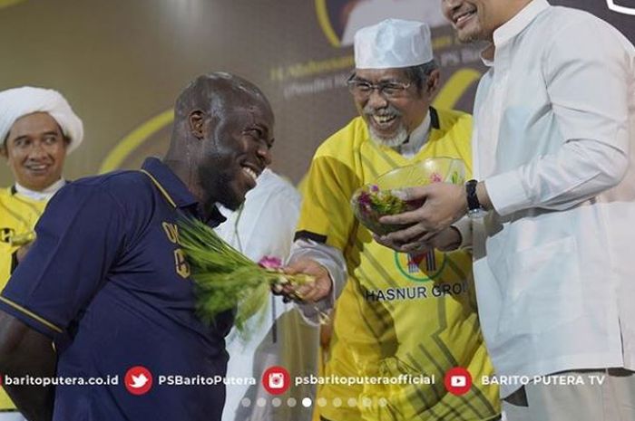 Pemain Barito Putera, Ok John Jalani Ritual Tapung Tawar saat launching skuad di Aula Majelis Taklim KH Ahmad Zuhdianoor, Banjarmasin