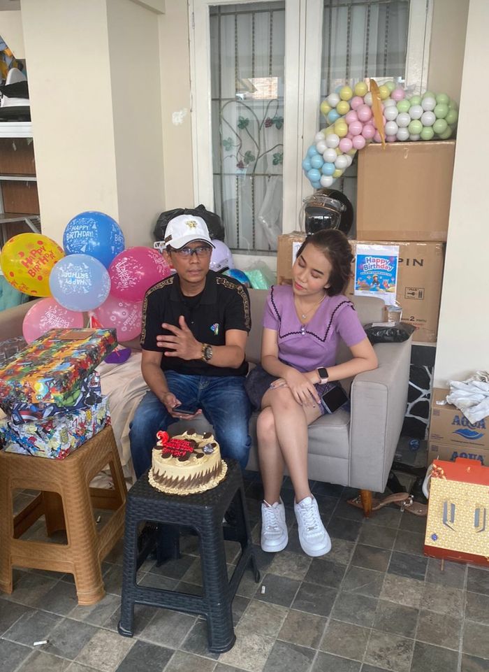 Doddy Sudrajat dan Mayang rayakan ulang tahun Gala di teras rumah Haji Faisal, Kamis (14/7/2022).
