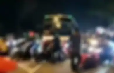 Buat Penjaga Perbatasan Kocar-kacir, Viral Ratusan Pemudik Nekat Terobos Penyekat Jalan di Karawang, Berikut Kronologinya