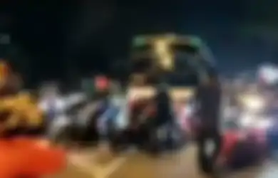Buat Penjaga Perbatasan Kocar-kacir, Viral Ratusan Pemudik Nekat Terobos Penyekat Jalan di Karawang, Berikut Kronologinya