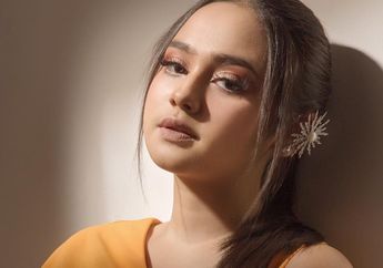 Pakai Busana Simpel Untuk Tampil Feminin ala Syifa Hadju, Contek yuk!